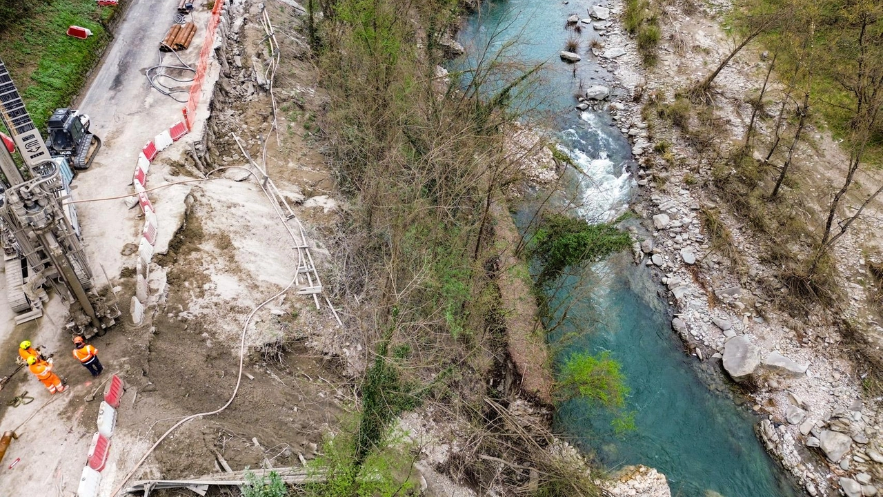 . Una veduta con il drone del cantiere aperto da qualche giorno dopo la frana. sulla SR445 in località Molinetto foto Borghesi