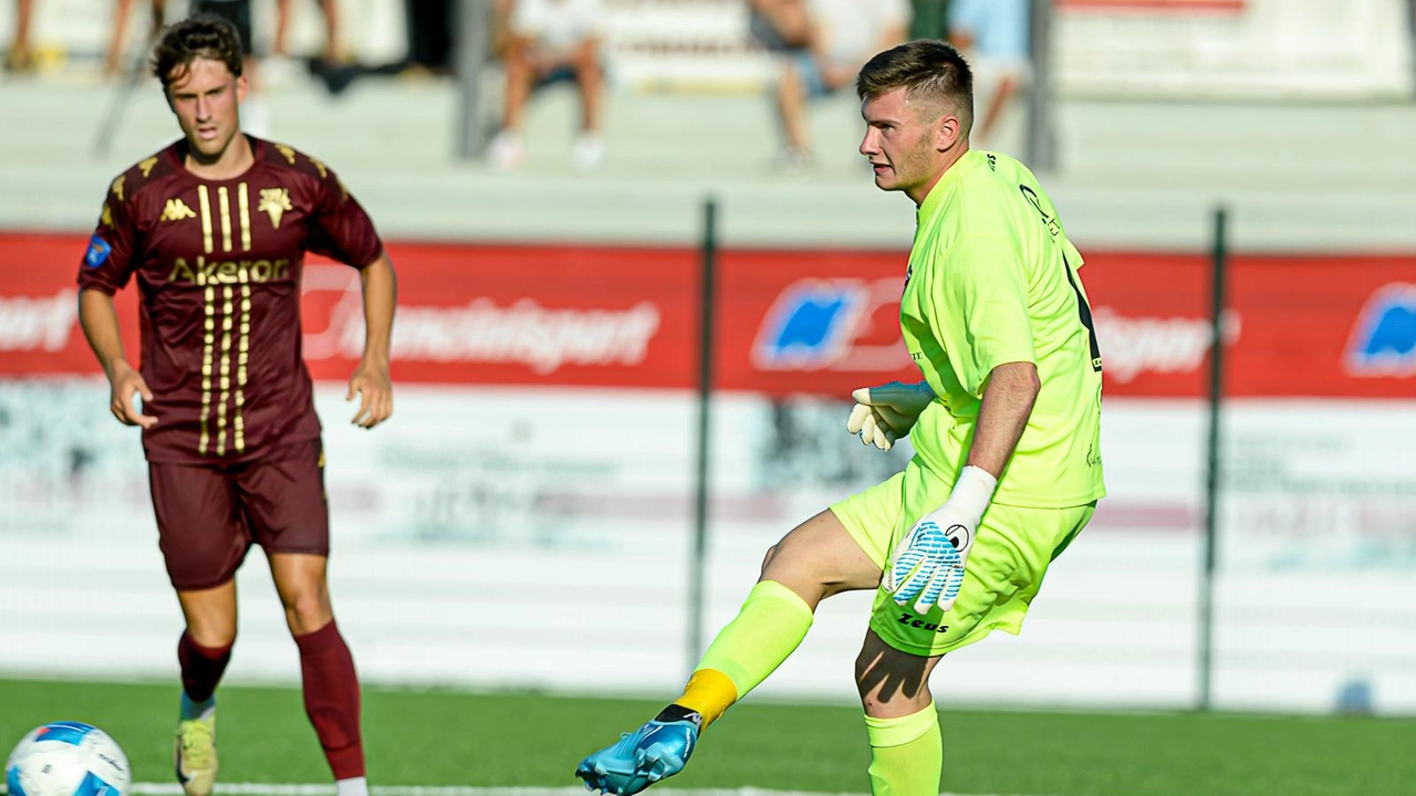 Il nuovo portiere del Viareggio Gabriele Nucci, qui nell’amichevole persa 2-1 col Tau
