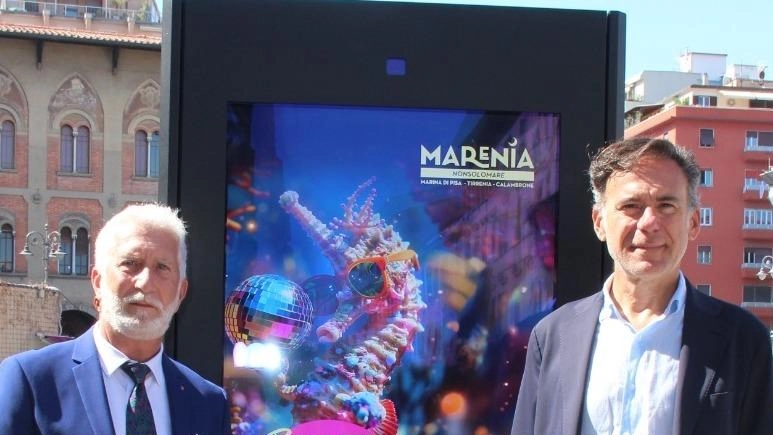 L’assessore Paolo Pesciatini e il sindaco Michele Conti presentano uno dei nuovi totem turistici in piazza Vittorio L’assessore Paolo Pesciatini e il sindaco Michele Conti presentano uno dei nuovi totem turistici in piazza Vittorio