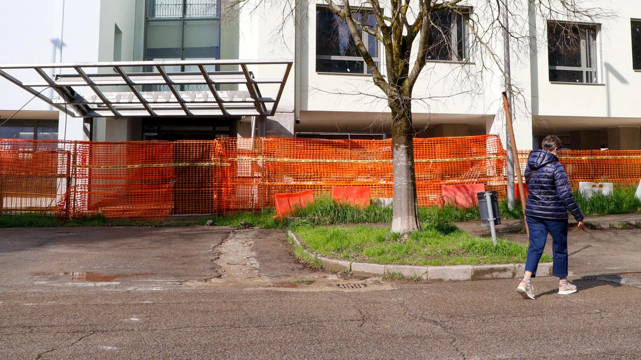 Il cantiere nell’area esterna della scuola Pettini dove è crollato un pannello di legno pressato in una foto dello scorso 25 febbraio; i disagi sono motivo di protesta da parte delle famiglie (FotocronacheGermogli) Il cantiere nell’area esterna della scuola Pettini dove è crollato un pannello di legno pressato in una foto dello scorso 25 febbraio; i disagi sono motivo di protesta da parte delle famiglie (FotocronacheGermogli)
