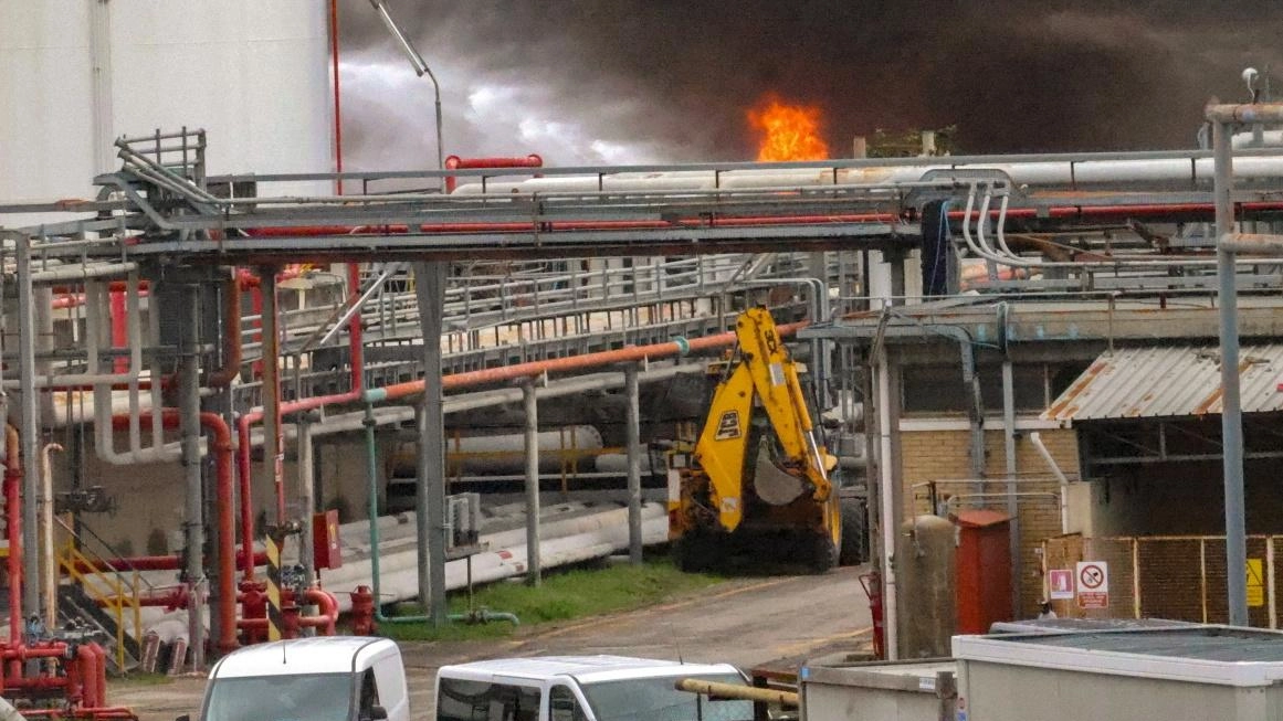 Per la procura uno dei manager avrebbe anche cercato di ostacolare le indagini. Ma Eni si difende: "Non è vero, abbiamo sempre collaborato e continueremo a farlo".