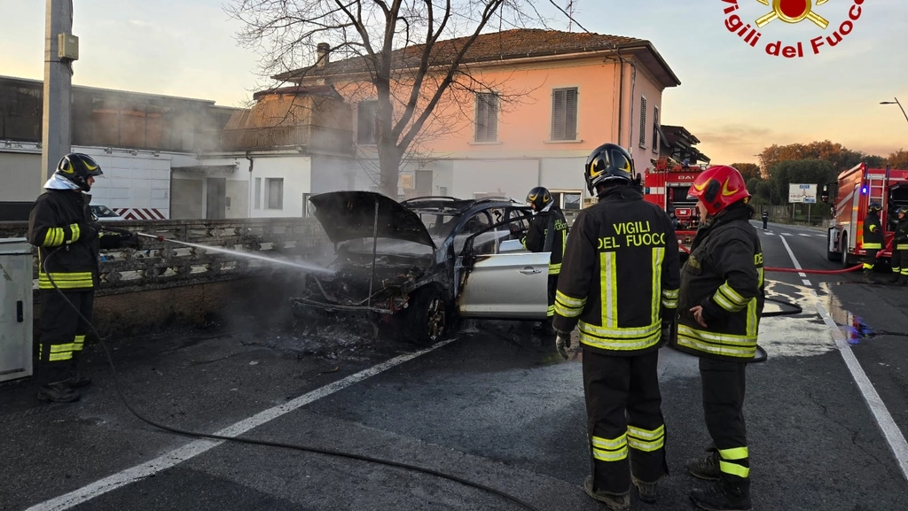 L'auto in fiamme a Margine Coperta L'auto in fiamme a Margine Coperta