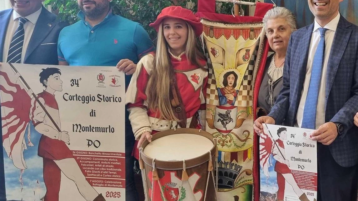 Da sinistra l’assessore Giuseppe Forastiero, Lorenzo Scrozzo presidente Pro Loco e il sindaco Simone Calamai insieme ad alcuni figuranti che parteciperanno all’edizione numero 34 del Corteggio storico Da sinistra l’assessore Giuseppe Forastiero, Lorenzo Scrozzo presidente Pro Loco e il sindaco Simone Calamai insieme ad alcuni figuranti che parteciperanno all’edizione numero 34 del Corteggio storico