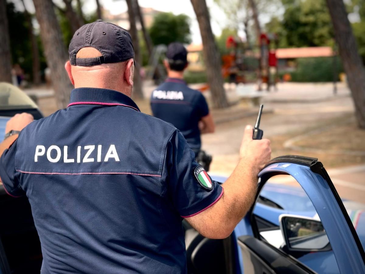 fuggono all8217alt della polizia poi prendono a calci gli agenti in macchina mezzo chilo di eroina