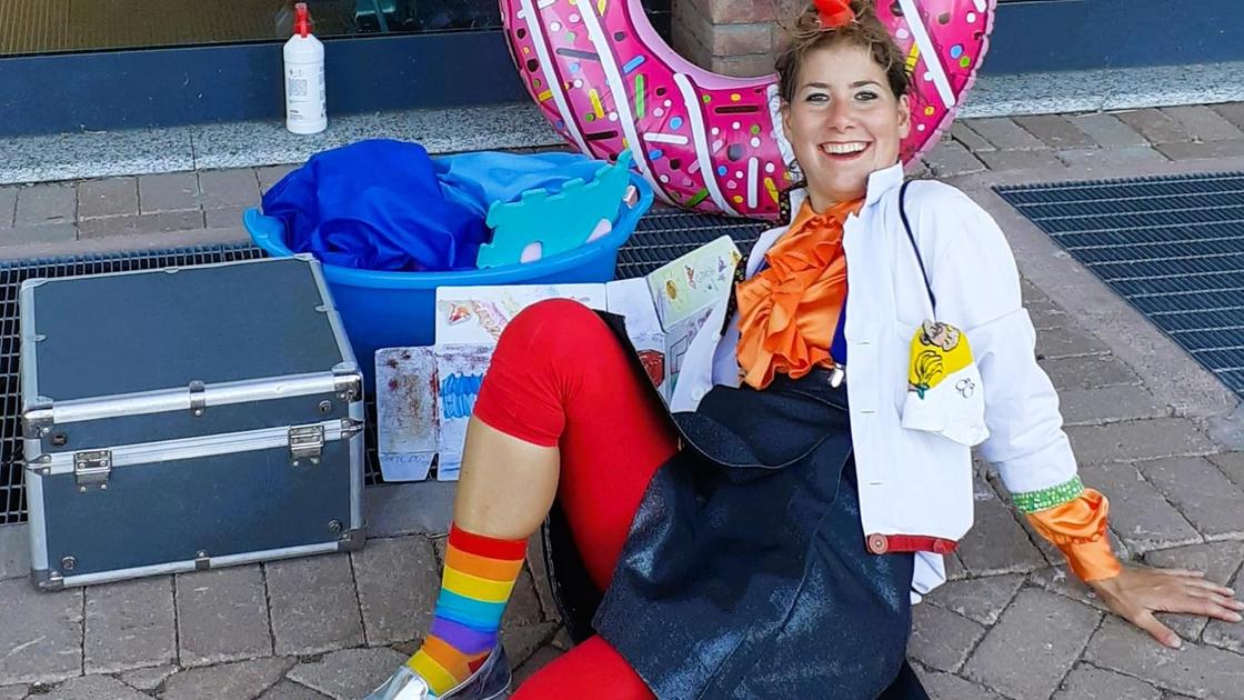 https://www.lanazione.it/image-service/view/acePublic/alias/contentid/MzBjOTVlYjgtMTBkMC00/0/summer-time-a-riomanavola-clown-acrobatica-e-giocoleria.jpeg?f=16:9&w=1200&h=630