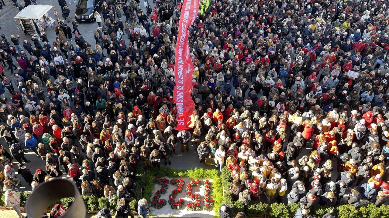 Tutto pronto per la manifestazione organizzata da ’Qn per le Donne’ e Comune sull’Arengario. Dopo il ’Minuto di rumore’, prosegue l’impegno per dire no a ogni forma di discriminazione. Tutto pronto per la manifestazione organizzata da ’Qn per le Donne’ e Comune sull’Arengario. Dopo il ’Minuto di rumore’, prosegue l’impegno per dire no a ogni forma di discriminazione.