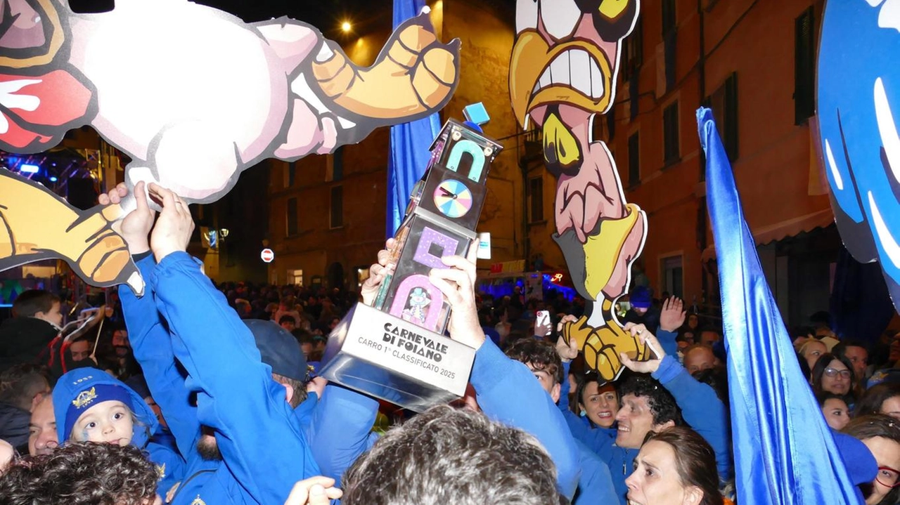 Gli Azzurri con il trofeo per le vie di Foiano a festeggiare Gli Azzurri con il trofeo per le vie di Foiano a festeggiare