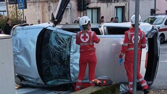 Traffico in tilt a Turano: il ragazzo sarebbe stato alla guida senza assicurazione e patente. Il sinistro davanti al campo da calcio. Vigili del fuoco in azione per estrarlo dall’utilitaria.