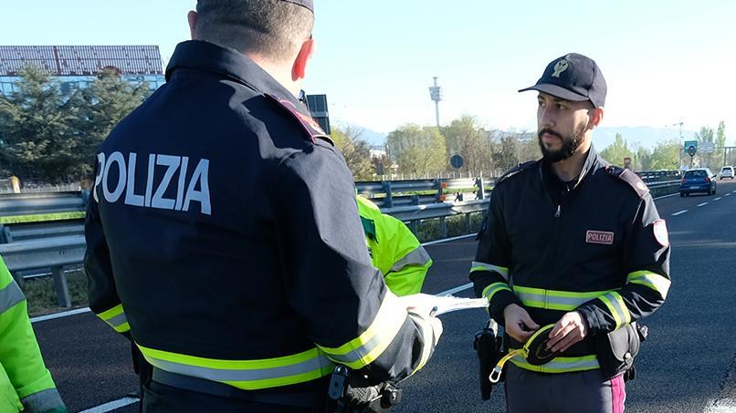 Trovato con 13 chili di droga e 37mila euro. Arrestato in Autosole Trovato con 13 chili di droga e 37mila euro. Arrestato in Autosole