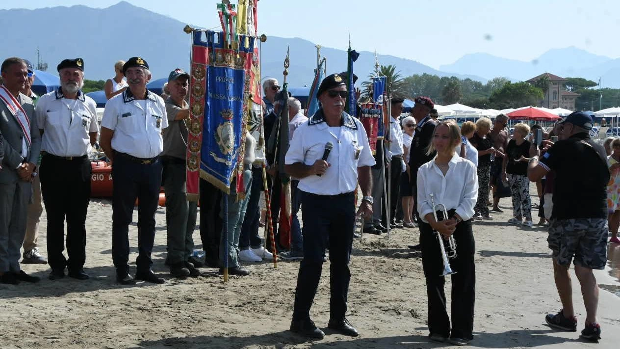 Alcuni momenti della cerimonia in memoria dei marinai scomparsi (foto Paola Nizza) Alcuni momenti della cerimonia in memoria dei marinai scomparsi (foto Paola Nizza)