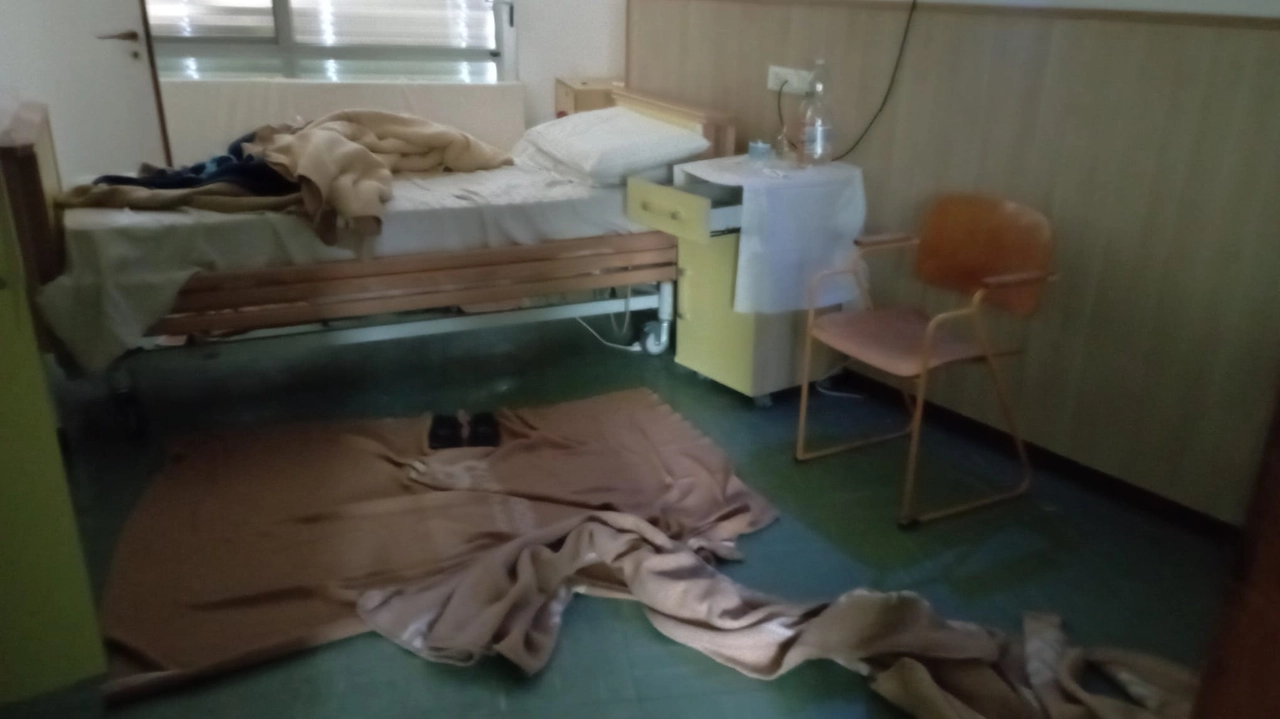 Una delle stanze occupate abusivamente Una delle stanze occupate abusivamente