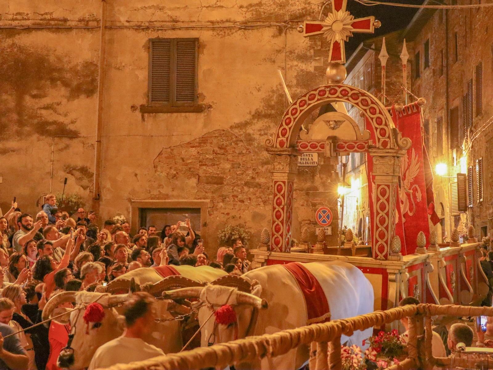 maggiolata lucignanese trionfa via dell amore vince un intera comunità