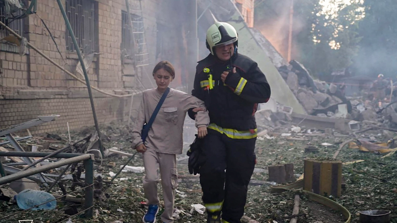 Pioggia di droni sull’Ucraina: 10 vittime, tra loro bimba di 11 anni. 007 Kiev: sventato attentato contro Zelensky in Polonia