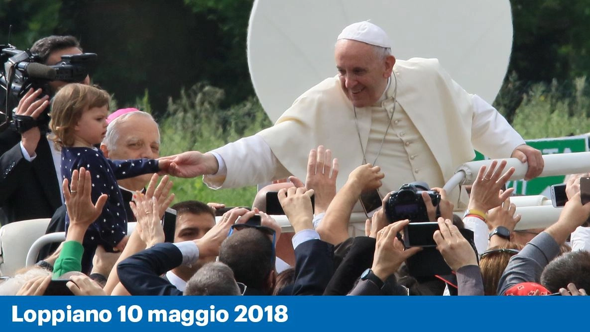 I dehors sono pieni di gente, i turisti attraversano il centro, i portici degli Innocenti sono illuminati e da tante...