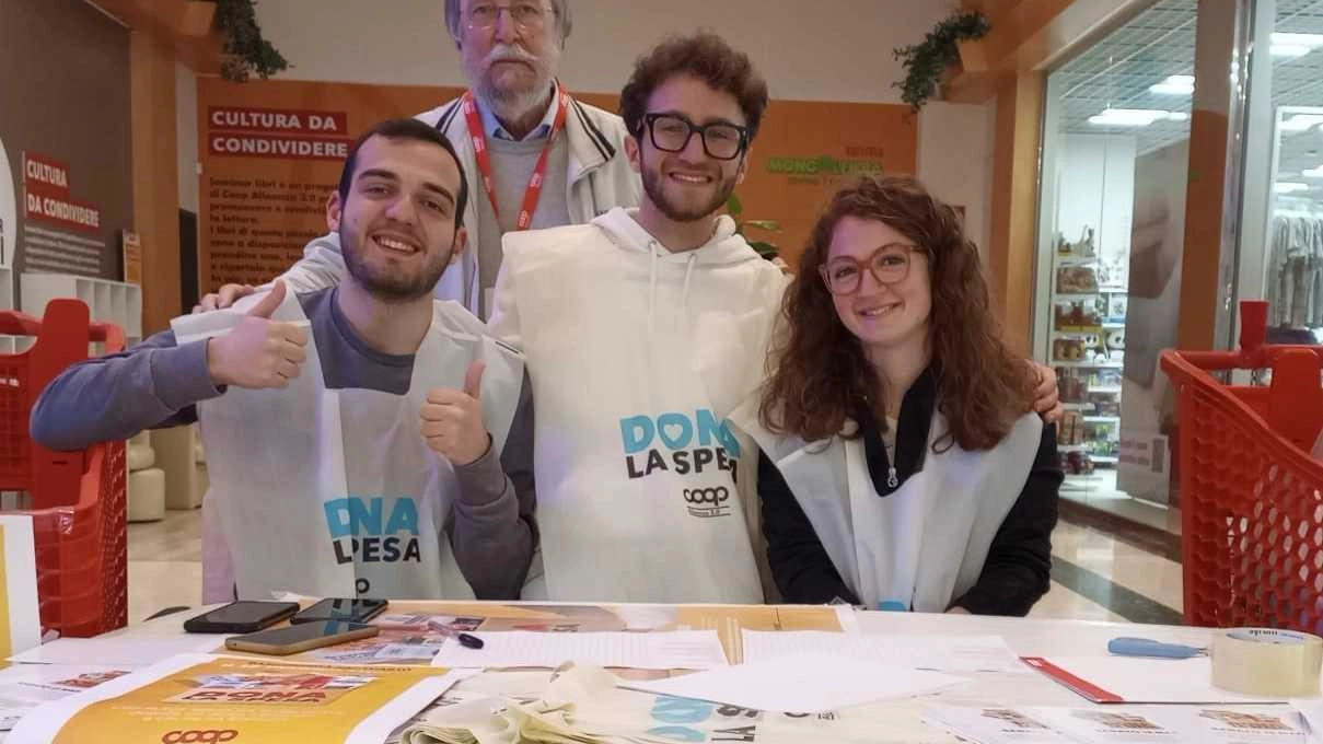 Il 12 ottobre, 98 supermercati Coop-Unicoop Tirreno ospiteranno la 18esima raccolta alimentare 'Dona la spesa' in Toscana, Lazio e Umbria. L'iniziativa coinvolge soci, dipendenti e associazioni locali per aiutare chi è in difficoltà.