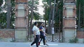 I giardini dell’Anfiteatro restano chiusi, sbarrati da oltre un anno sia sul lato via Crispi che su via Margaritone I giardini dell’Anfiteatro restano chiusi, sbarrati da oltre un anno sia sul lato via Crispi che su via Margaritone
