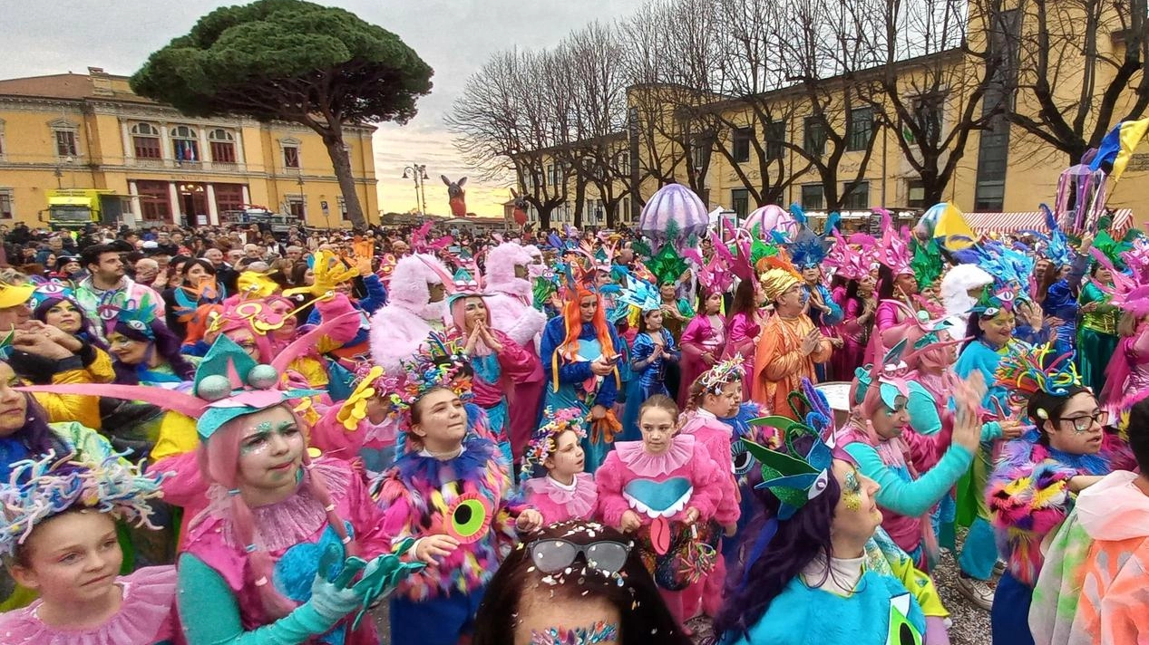 I figuranti, a centinaia, che domenica scorsa hanno concluso il secondo corso mascherato danzando fino al tramonto in piazza Matteotti sotto il palco in cui si è esibita Jo squillo con il suo corpo di ballo facendo divertire tutti I figuranti, a centinaia, che domenica scorsa hanno concluso il secondo corso mascherato danzando fino al tramonto in piazza Matteotti sotto il palco in cui si è esibita Jo squillo con il suo corpo di ballo facendo divertire tutti