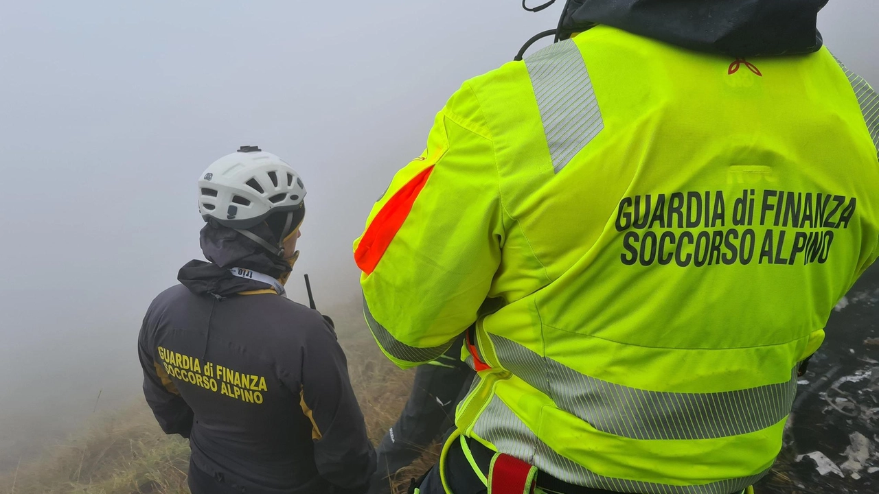 I Finanzieri della Stazione di Soccorso Alpino della Guardia di Finanza di Abetone Cutigliano e i Carabinieri Forestali del...