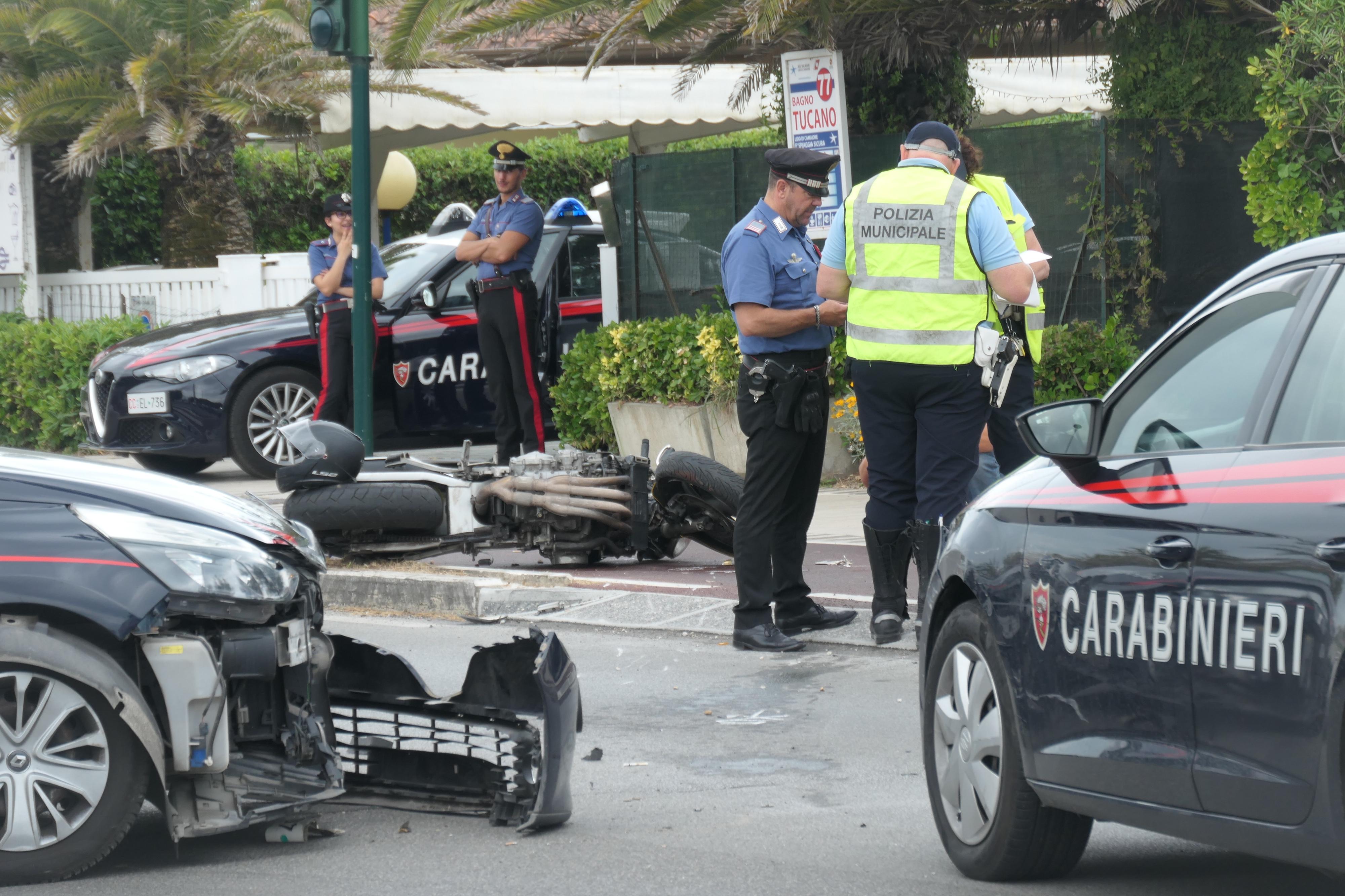 ignora l alt e scappa poi si schianta contro un auto dei carabinieri inseguimento da film sul lungomare