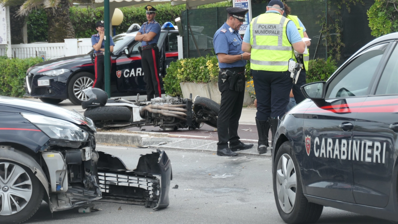 La moto a terra e le auto dei carabinieri, una delle quali danneggiata, all’incrocio tra viale Bernardini e viale Kennedy a Lido di Camaiore (foto Umicini) La moto a terra e le auto dei carabinieri, una delle quali danneggiata, all’incrocio tra viale Bernardini e viale Kennedy a Lido di Camaiore (foto Umicini)