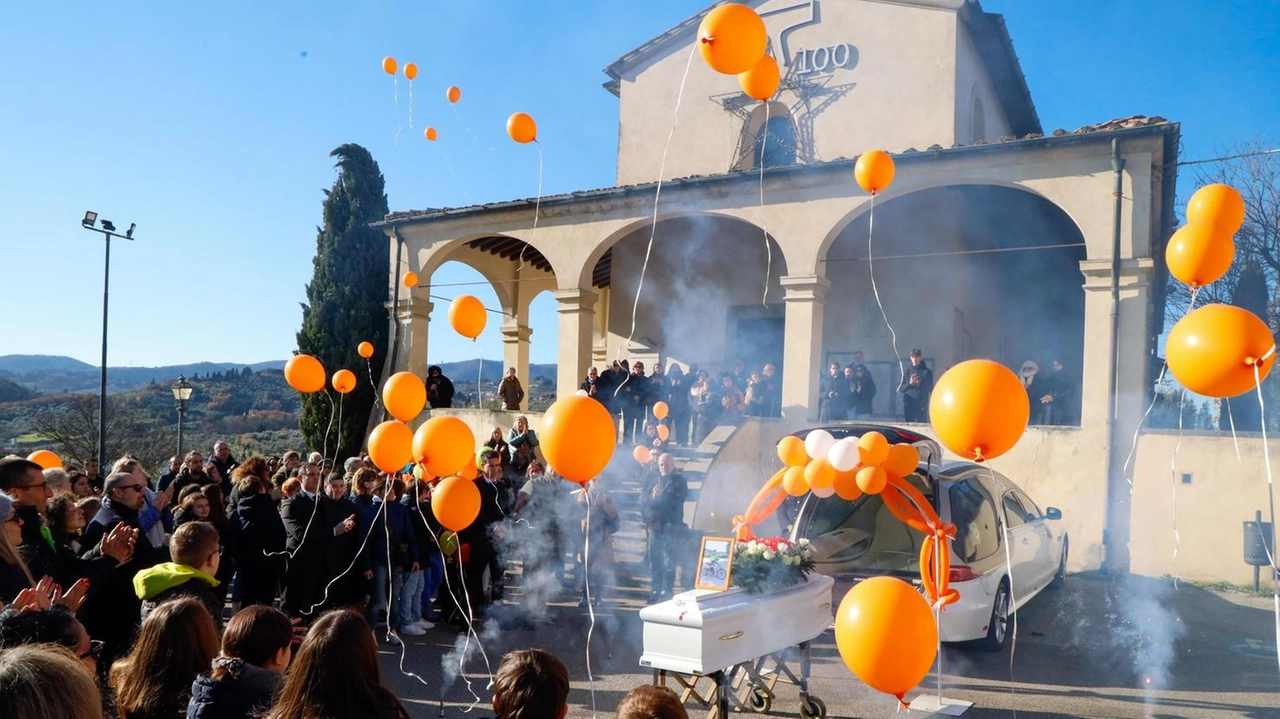 Le esequie funebri di Elio Racheli, 11 anni, nella chiesa di San Francesco a Bonistallo Le esequie funebri di Elio Racheli, 11 anni, nella chiesa di San Francesco a Bonistallo