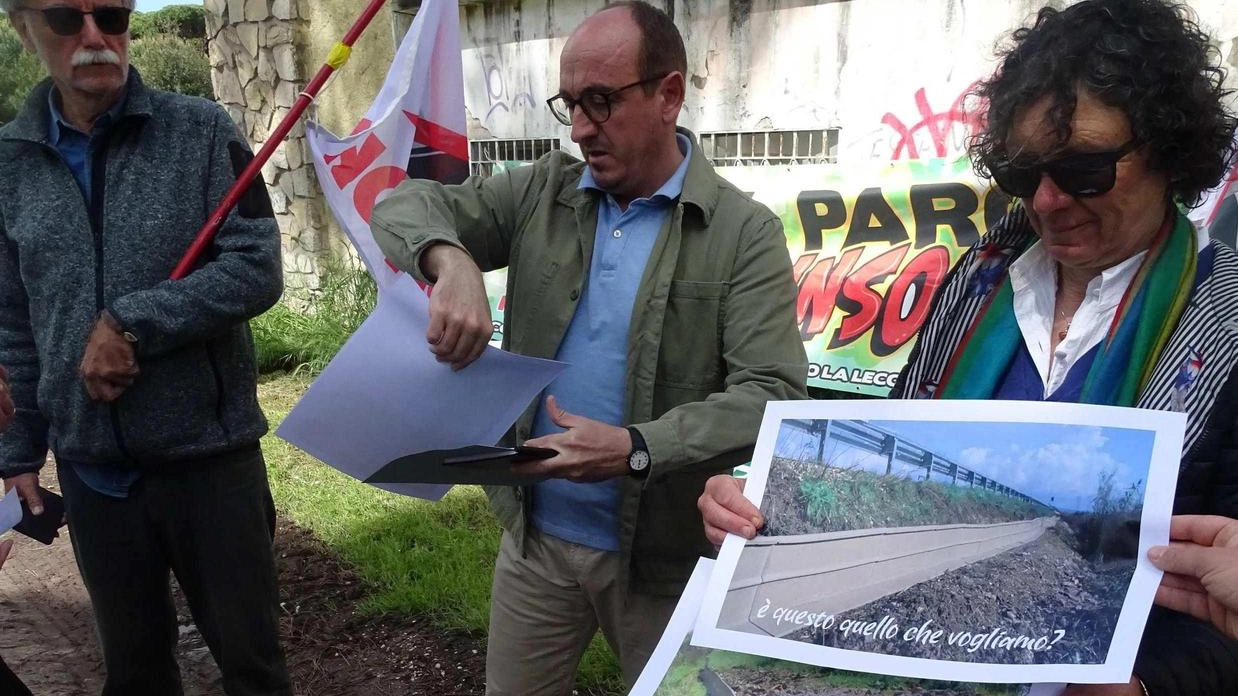 Una recente manifestazione dei No Asse proprio dove dovrebbe passare la via delle darsene a sud dello stadio dei Pini. Anche Europa Verde chiede il passaggio a nord Una recente manifestazione dei No Asse proprio dove dovrebbe passare la via delle darsene a sud dello stadio dei Pini. Anche Europa Verde chiede il passaggio a nord