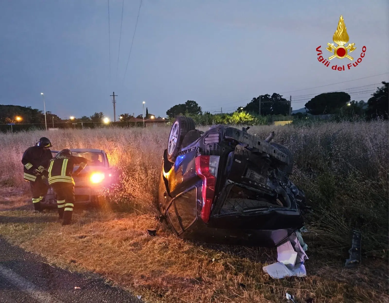 Incidente all’alba: auto ribaltata dopo lo schianto, 4 feriti