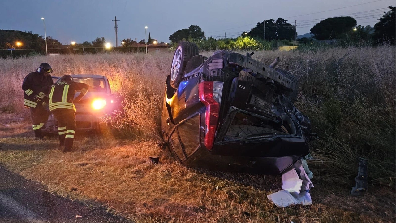Incidente all’alba: auto ribaltata dopo lo schianto, 4 feriti