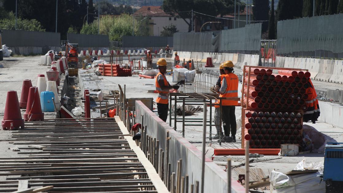 Tramvia, cantiere in viale Gramsci. Ecco come cambiano sosta e viabilità