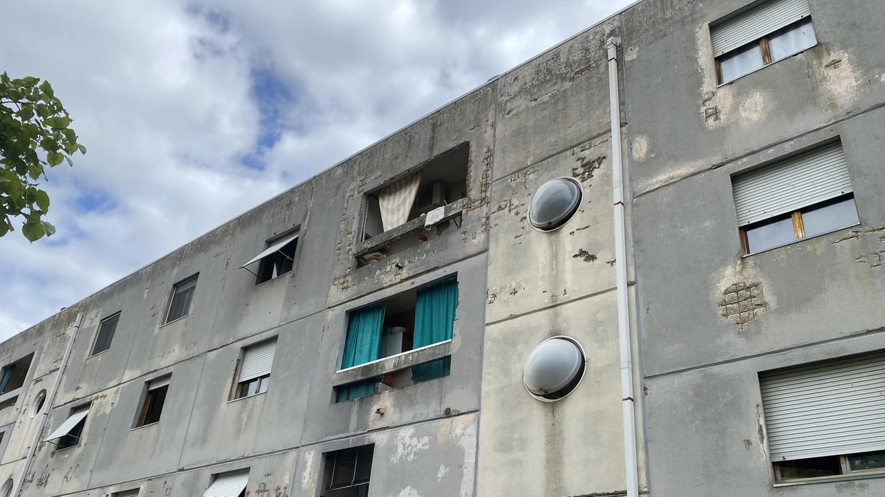 Il palazzo di Arezzo Casa in via degli Accolti da cui per il forte vento dei giorni scorsi è volato un oblò cadendo a terra Il palazzo di Arezzo Casa in via degli Accolti da cui per il forte vento dei giorni scorsi è volato un oblò cadendo a terra