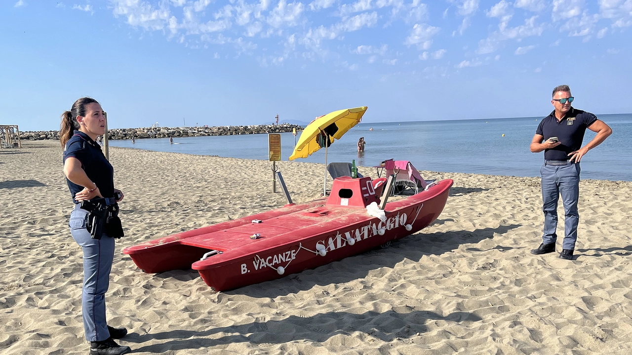 In alto a destra il pattino dove si sarebbe consumata la violenza sessuale e a sinistra la polizia e sanitari della Croce rossa davanti all’ingresso del tratto di spiaggia In alto a destra il pattino dove si sarebbe consumata la violenza sessuale e a sinistra la polizia e sanitari della Croce rossa davanti all’ingresso del tratto di spiaggia