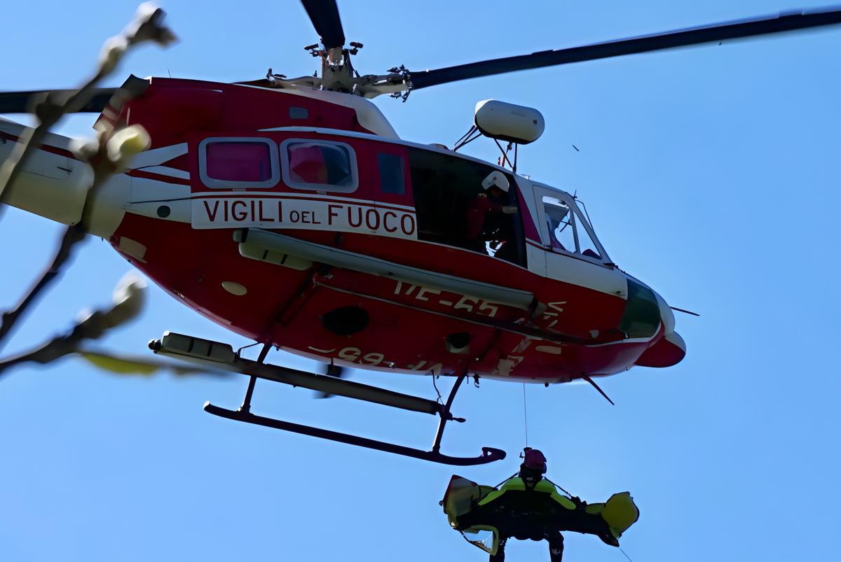 due adulti e due minori si smarriscono sulle apuane soccorsi dai vigili del fuoco
