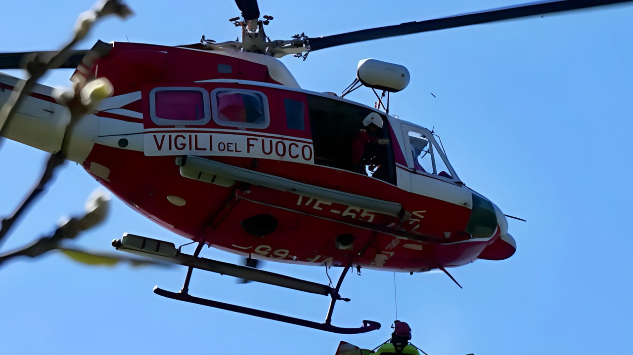 Un intervento di soccorso dell’elicottero Drago dei vigili del fuoco