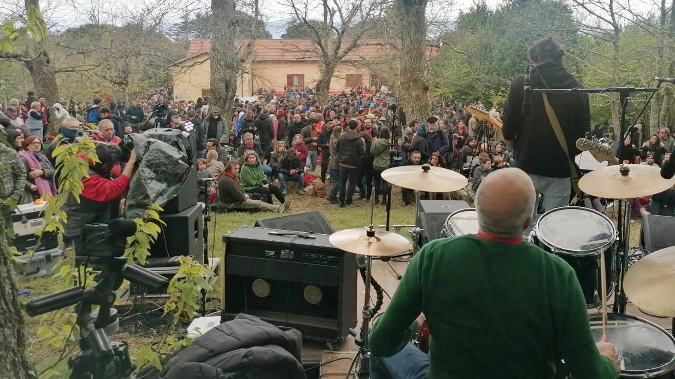 Il 25 aprile a Fosdinovo si celebra la Liberazione con una festa di socialità, antifascismo e musica partigiana. Unione tra generazioni per preservare la memoria della Resistenza.