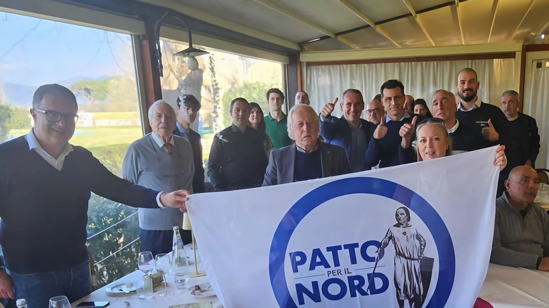 Il vertice della nuova associazione politica Patto per il Nord-Toscana all’assemblea. di Pisa. Segretario nazionale è il massese Guido Mottini Il vertice della nuova associazione politica Patto per il Nord-Toscana all’assemblea. di Pisa. Segretario nazionale è il massese Guido Mottini