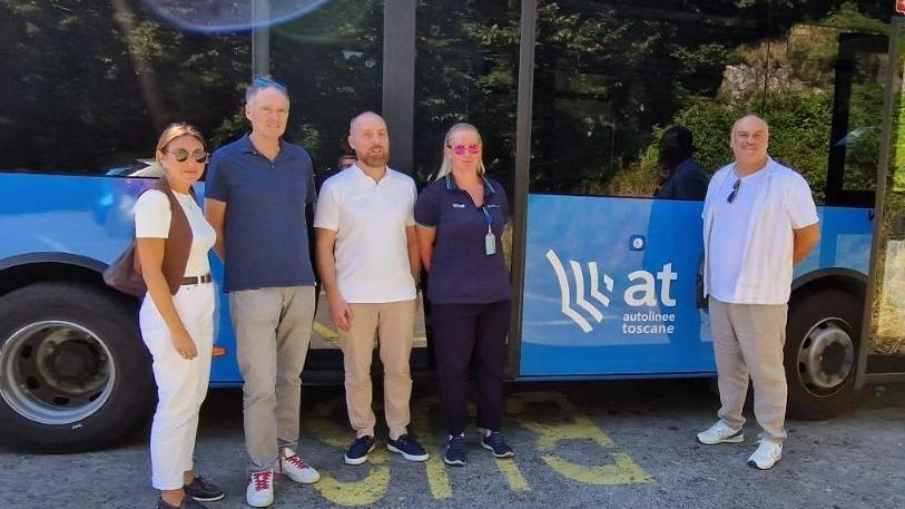 Gli amnministratori, con l’assessora Giorgia Garau, sul bus della Linea 66
