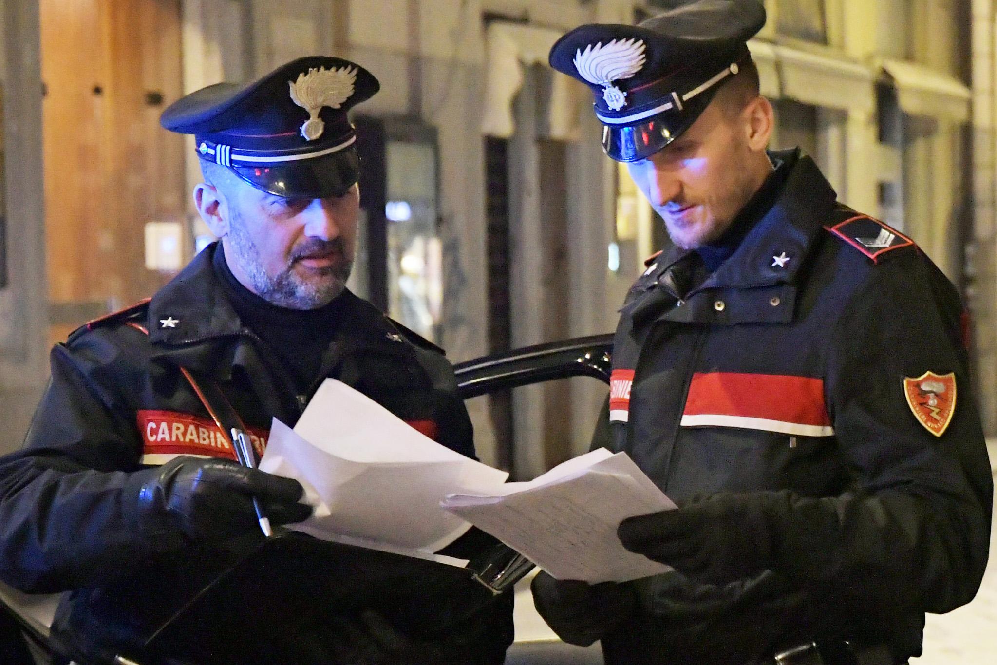 Calci e pugni in piena notte tra bande di ragazzini Calci e pugni in piena notte tra bande di ragazzini