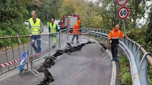 L’immagine della strada che ha ceduto ieri ad un chilometro dal confine toscano, a Rasora, nel Comune di Castiglione dei Pepoli L’immagine della strada che ha ceduto ieri ad un chilometro dal confine toscano, a Rasora, nel Comune di Castiglione dei Pepoli