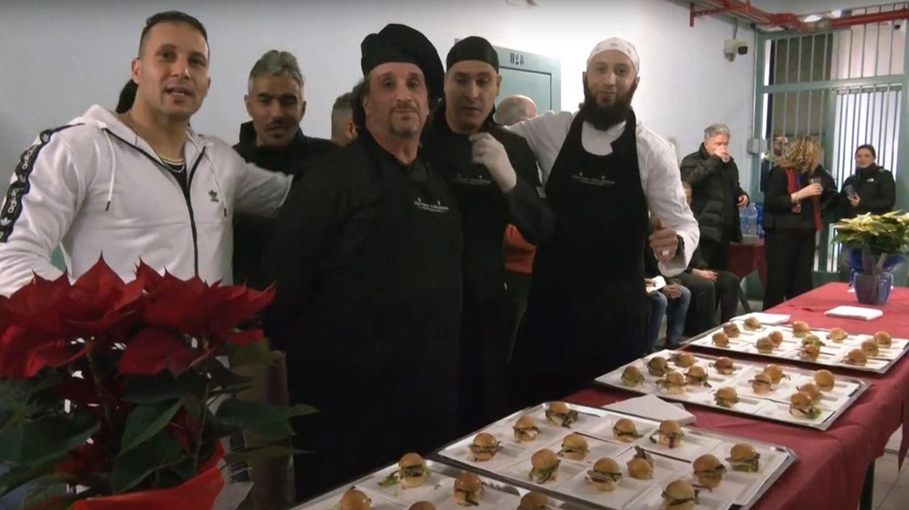 Alcuni dei detenuti chef che hanno preso parte all’iniziativa all’interno della struttura detentiva spezzina Alcuni dei detenuti chef che hanno preso parte all’iniziativa all’interno della struttura detentiva spezzina