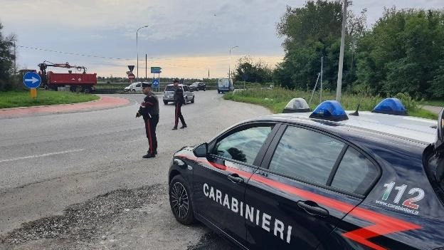 Una pattuglia dei carabinieri durante un servizio di controllo lungo le strade. Il Comitato ha chiesto la statistica degli ultimi 3 anni sulle denunce presentate Una pattuglia dei carabinieri durante un servizio di controllo lungo le strade. Il Comitato ha chiesto la statistica degli ultimi 3 anni sulle denunce presentate