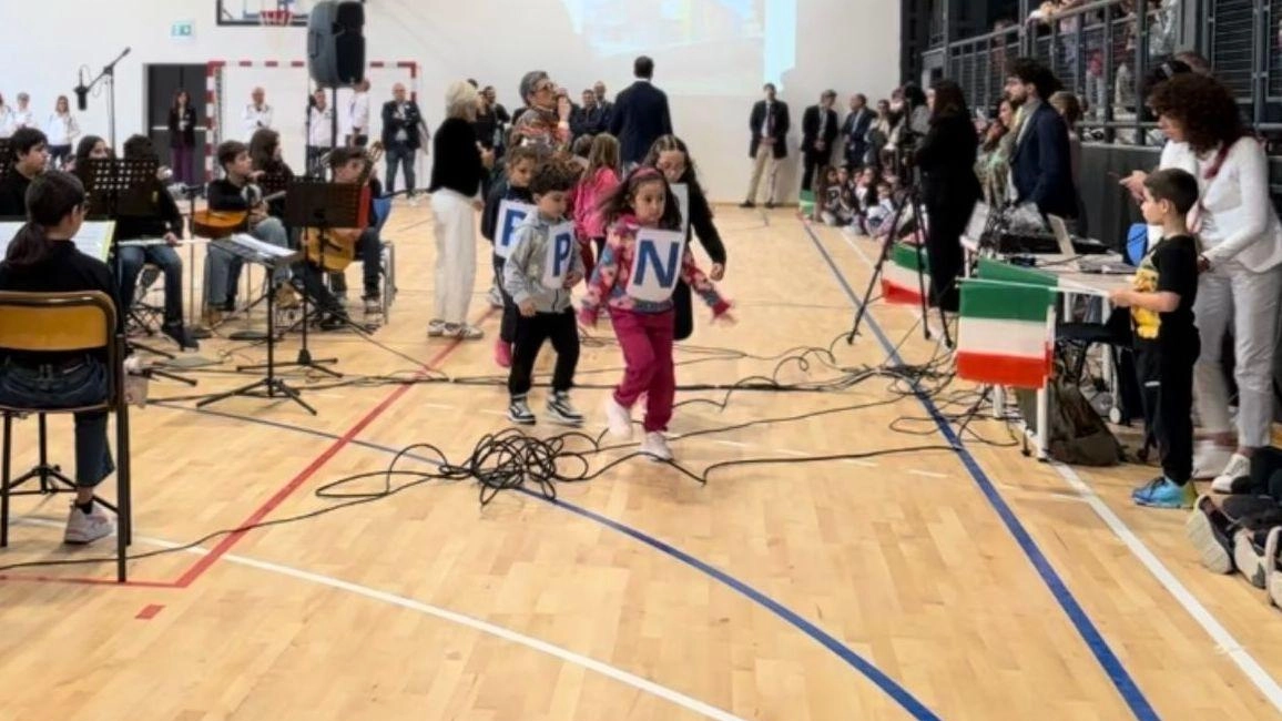 Inaugurata la nuova palestra della scuola "Francesco Pennacchi" a Petrignano di Assisi, finanziata con 924.000 euro dal Pnrr. La struttura servirà sia agli studenti che alle società sportive locali, con capacità per 250 persone. Lavori di miglioramento strutturale e impiantistico completati a giugno 2023. Cerimonia di apertura con partecipazione di studenti, dirigente scolastica e autorità locali. Inaugurata la nuova palestra della scuola "Francesco Pennacchi" a Petrignano di Assisi, finanziata con 924.000 euro dal Pnrr. La struttura servirà sia agli studenti che alle società sportive locali, con capacità per 250 persone. Lavori di miglioramento strutturale e impiantistico completati a giugno 2023. Cerimonia di apertura con partecipazione di studenti, dirigente scolastica e autorità locali.