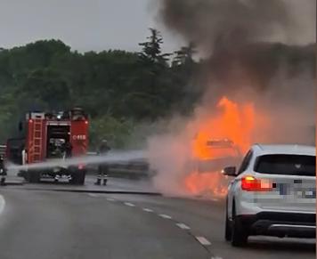 Incendio in piena Siena Grosseto: brucia camper, si salva la coppia che era a bordo Incendio in piena Siena Grosseto: brucia camper, si salva la coppia che era a bordo