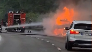 Incendio in piena Siena Grosseto: brucia camper, si salva la coppia che era a bordo