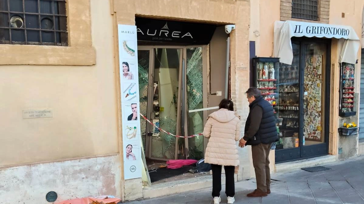 La gioielleria saccheggiata