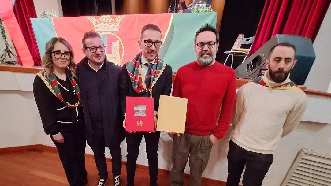 La contrada di Castello a Piancastagnaio ha celebrato il suo ’anno di grazia’ con la pubblicazione del numero unico dedicato alle sue vittorie La contrada di Castello a Piancastagnaio ha celebrato il suo ’anno di grazia’ con la pubblicazione del numero unico dedicato alle sue vittorie