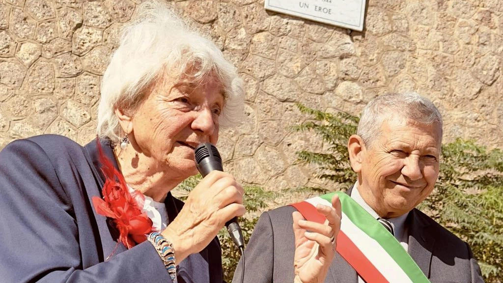 Ines Loffredo, figlia di Luigi, insieme al sindaco Arturo Cerulli durante la cerimonia di intitolazione dell’area Ines Loffredo, figlia di Luigi, insieme al sindaco Arturo Cerulli durante la cerimonia di intitolazione dell’area