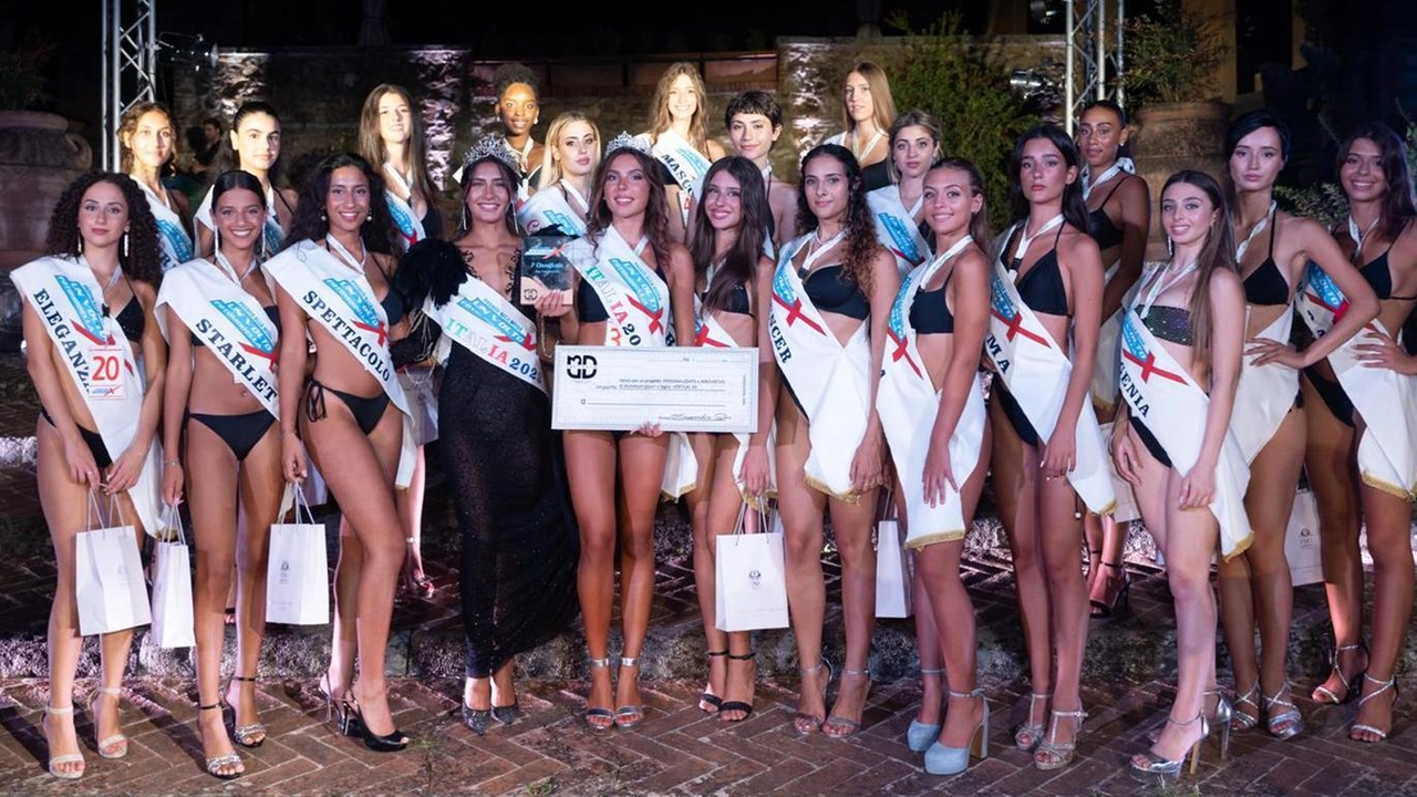 Martina Sposaro vince il Premio alla moda "Un Volto per Fotomodella" a Pisa, con spettacoli e musica nella cornice del Giardino Scotto.