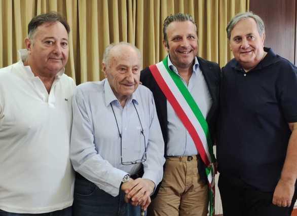 https://www.lanazione.it/image-service/view/acePublic/alias/contentid/MzE4NjZjNWEtMzBjMS00/0/il-premio-a-lambertucci-il-pittore-dei-cavalli-coltivate-le-passioni.jpeg?f=1.90:1&w=1200