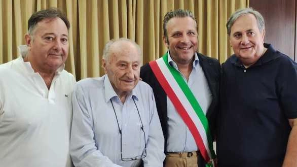 Nel giorno della Santa Croce il pittore santacrocese Giuseppe Lambertucci ha ricevuto dalle mani del sindaco Roberto Giannoni il "Premio... Nel giorno della Santa Croce il pittore santacrocese Giuseppe Lambertucci ha ricevuto dalle mani del sindaco Roberto Giannoni il "Premio...