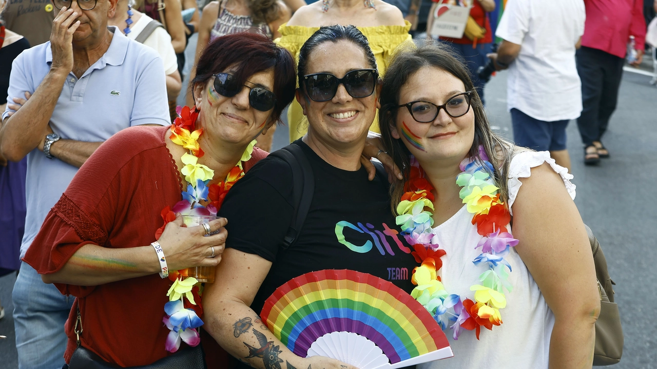 Pride a Spezia, un fiume di colori nel segno dei diritti Pride a Spezia, un fiume di colori nel segno dei diritti